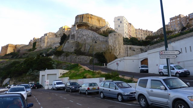 Parkplatz am Fährhafen von Bonifacio